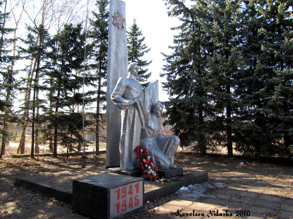памятник погибшим в ВОВ в поселке Садовый в Суздальском районе Владимирской области фото vgv