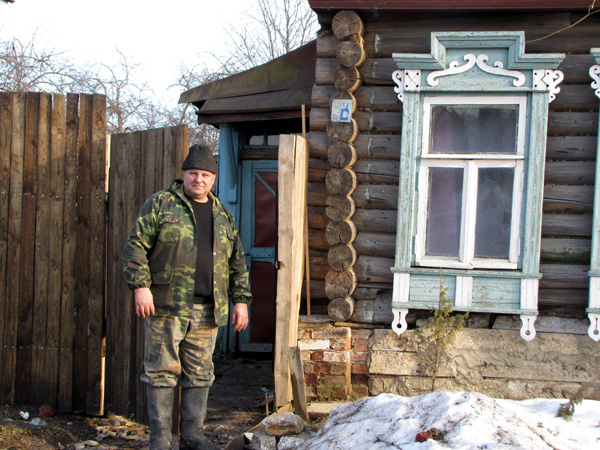 Александ Алексеевич Станкевич с семьей у своего дома в Суздальском районе Владимирской области фото vgv
