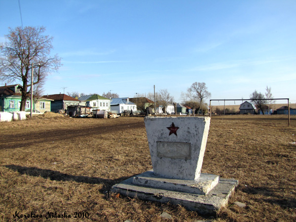 памятник погибшим в ВОВ в селе Суходол в Суздальском районе Владимирской области фото vgv
