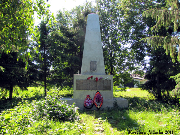 памятник жителям с. Крапивье, погибшим в ВОВ в Суздальском районе Владимирской области фото vgv