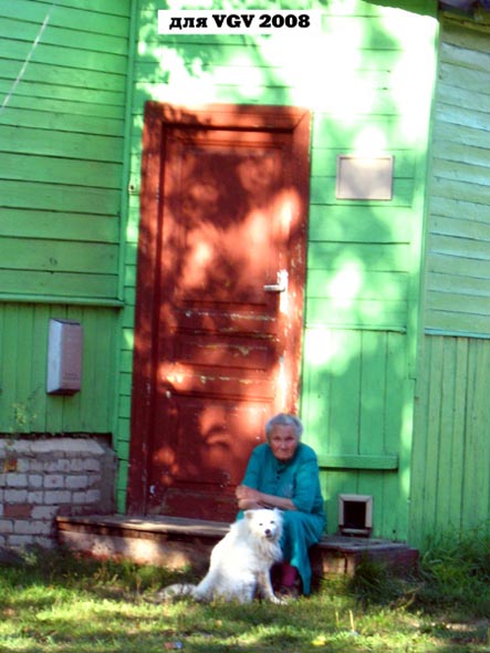 у дома 4 по ул. 9-го Октября в п.Оргтруд - август 2008 во Владимире фото vgv
