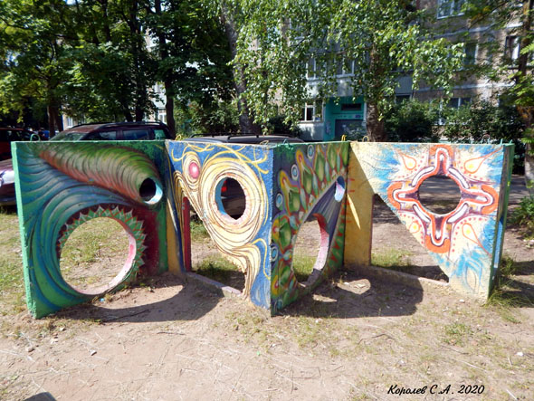 граффити «Цветные чувства» во дворе дома 21а на улице Безыменского во Владимире фото vgv