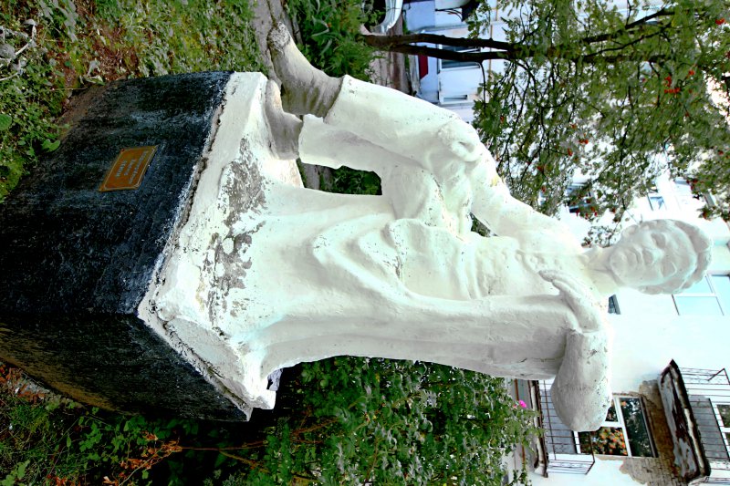 памятник «Ленин в студенческие годы» во дворе общежития Авиамеханического колледжа на Горького 34 во Владимире фото vgv