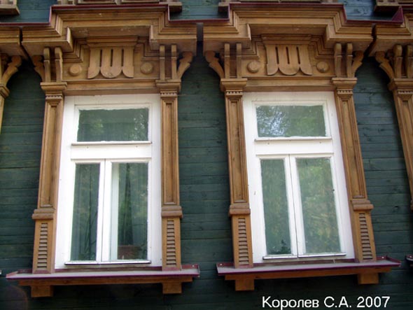 Деревянные элементы в оформлении фасада здания СМП-625 во Владимире фото vgv