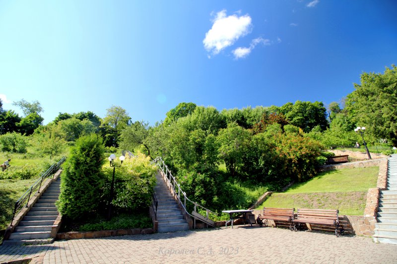 Радиальные аллеи-лестницы в Патриарших садах во Владимире фото vgv