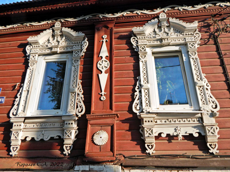 Красивые резные деревянные наличники на Луначарского 14 во Владимире фото vgv