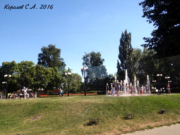 фонтан в сквере напротив Владимиралко во Владимире фото vgv