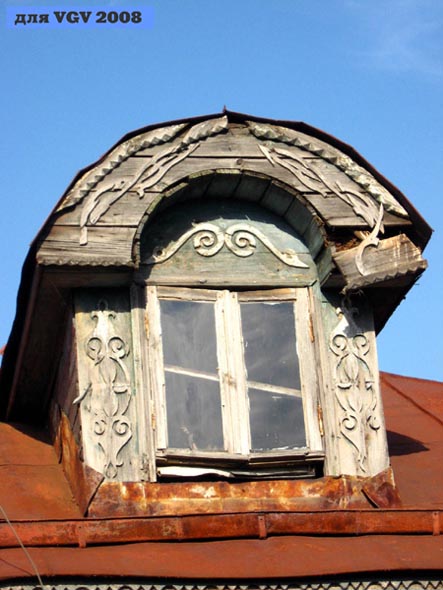 деревянные наличники и слуховое окно дома 14 на Покровской улице в Мосино во Владимире фото vgv
