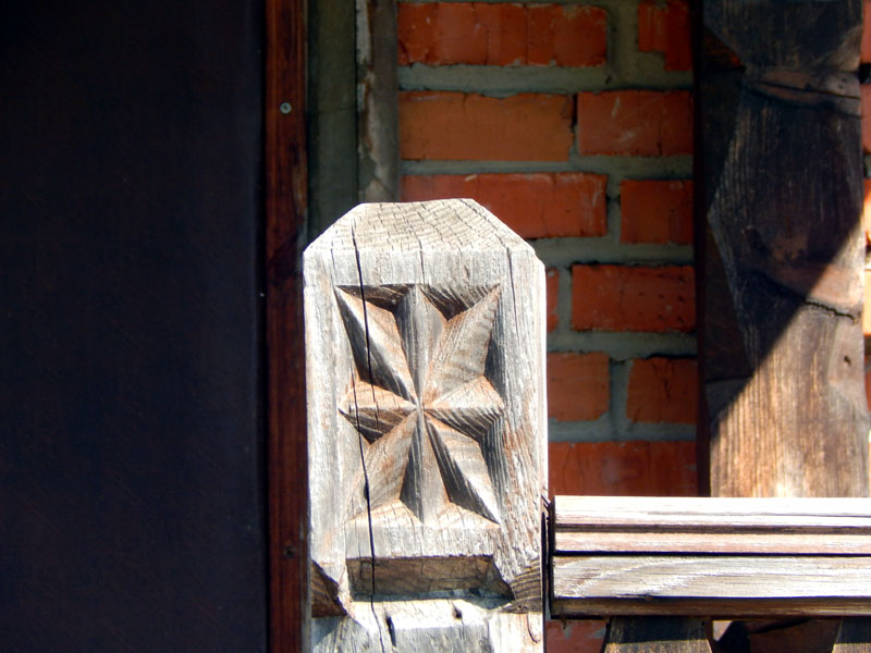 красивое Резное деревянное крыльцо дома 13 на Полевой улице в Немцово во Владимире фото vgv