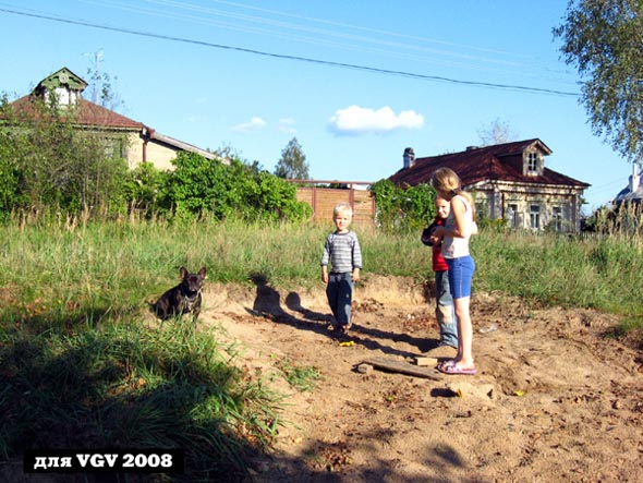 Девченки и мальчишки на улице Рабочей поселка Оргтруд август 2008 во Владимире фото vgv