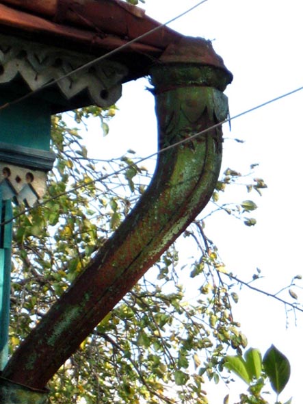 водосточная труба и металлическийц конек дома 35 на Рабочей улице в Оргтруде во Владимире фото vgv