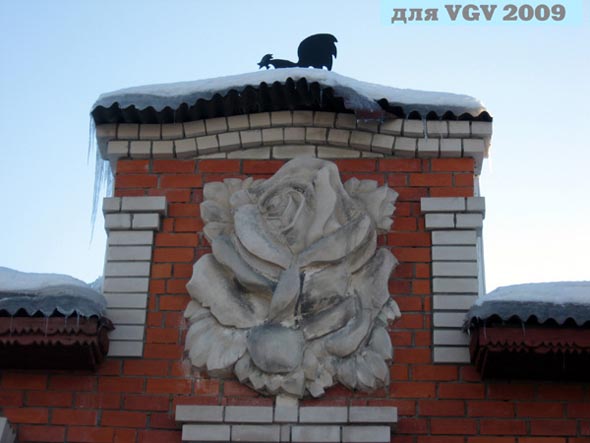 Каменная роза на фасаде дома 39 по ул. Садовой во Владимире фото vgv