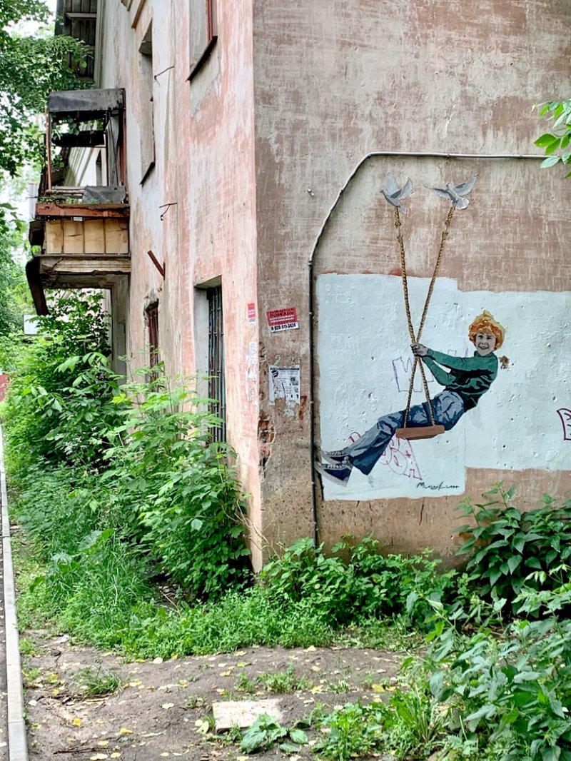 графиити «Крылатые качели» на стене дома 9 по Суздальской улице 2021 г. во Владимире фото vgv
