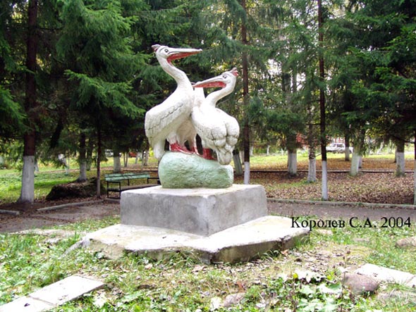 памятник «Птицы» в Пиганово у здания МедЦентра во Владимире фото vgv