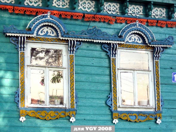 деревянные наличники и слуховое окно дома 14 на улице Центральная в Спасском во Владимире фото vgv