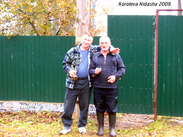 Мужички около дома в Юрьев Польском районе Владимирской области фото vgv