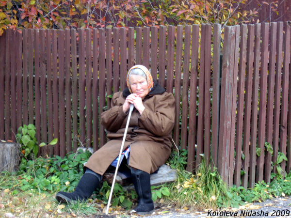 Бабушка на лавочке в Юрьев Польском районе Владимирской области фото vgv