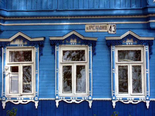деревянные резные наличники дома 43 на улице Хрустальщиков в Гусевском районе Владимирской области фото vgv