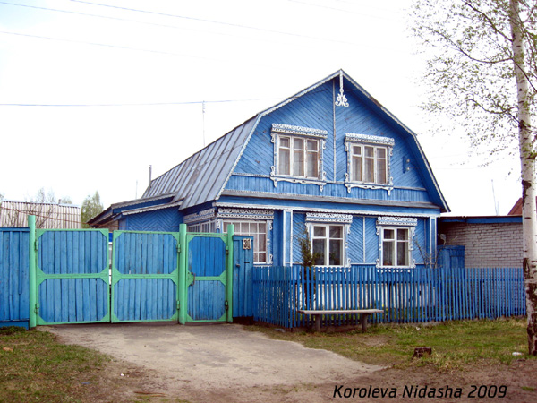 деревянные резные наличники на доме 30 на улице Школьной в Гусевском районе Владимирской области фото vgv