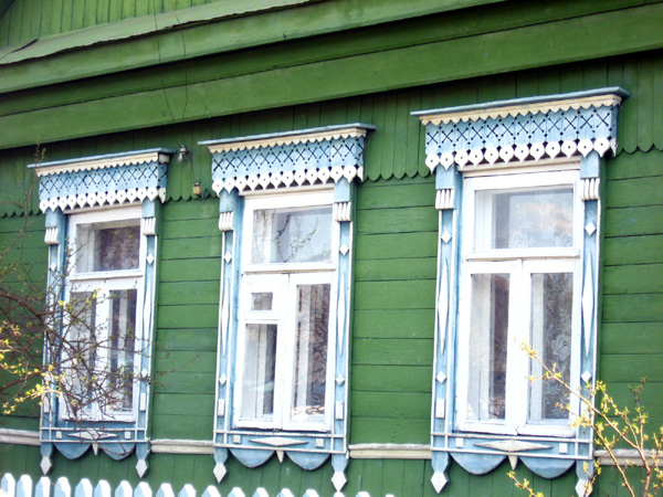 деревянные резные наличники на Казанской 20 в Гусевском районе Владимирской области фото vgv