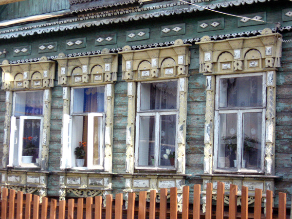 деревянные наличники дома 105 по улице Луговая в Гусевском районе Владимирской области фото vgv