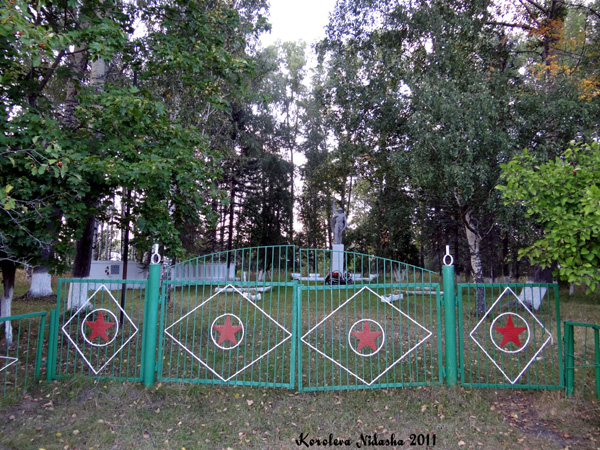 Памятник погибшим в ВОВ 1941 - 1945 гг в поселке Иванищи в Гусевском районе Владимирской области фото vgv