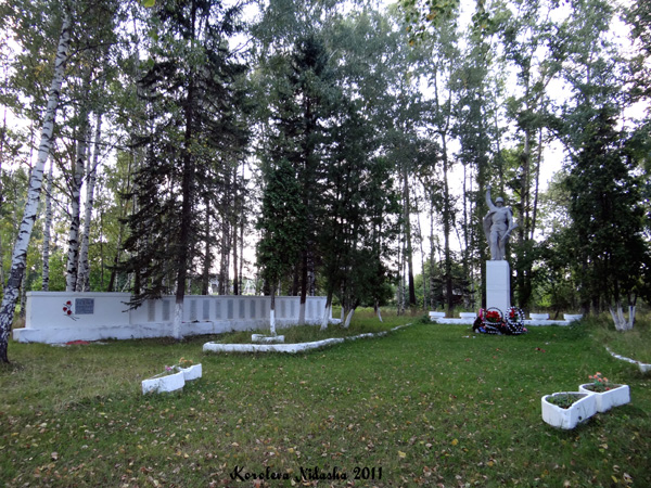 Памятник погибшим в ВОВ 1941 - 1945 гг в поселке Иванищи в Гусевском районе Владимирской области фото vgv
