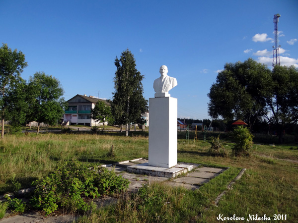 Памятник В.И. Ленину в поселке Иванищи в Гусевском районе Владимирской области фото vgv