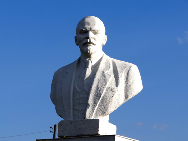 Памятник В.И. Ленину в поселке Иванищи в Гусевском районе Владимирской области фото vgv