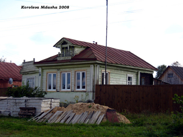 красивое слуховое окно дома 26  на улице 1-го Мая в Камешковском районе Владимирской области фото vgv