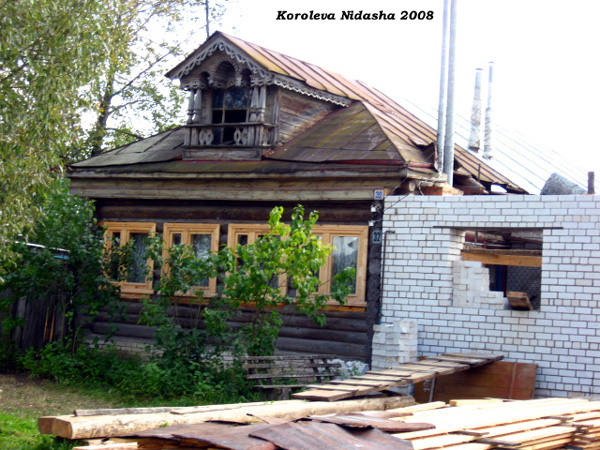 резное слуховое окно дома 32  на улице 1-го Мая в Камешковском районе Владимирской области фото vgv