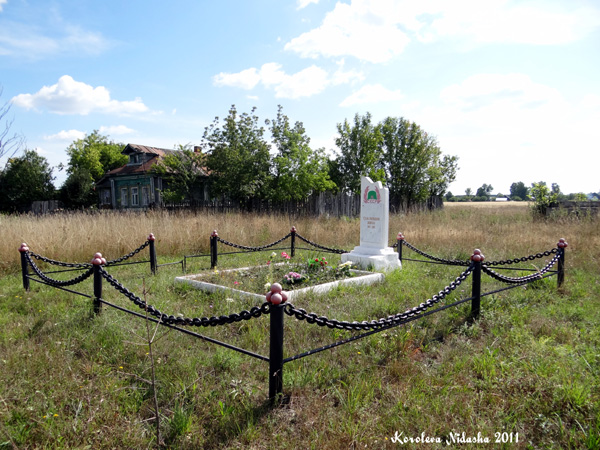 Памятник погибшим в ВОВ в деревне Верещагино в Камешковском районе Владимирской области фото vgv