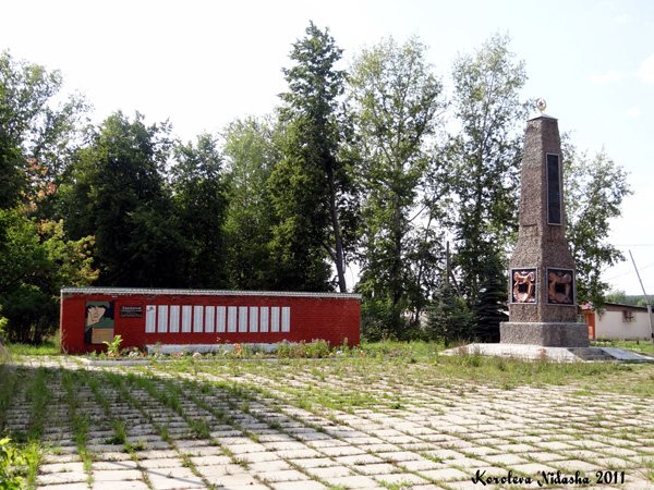 Памятник погибшим в ВОВ в поселке Максима Горького в Камешковском районе Владимирской области фото vgv