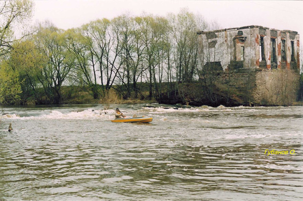 полуразрушенная Финеевская плотина на реке Киржач в Киржачском районе Владимирской области фото vgv