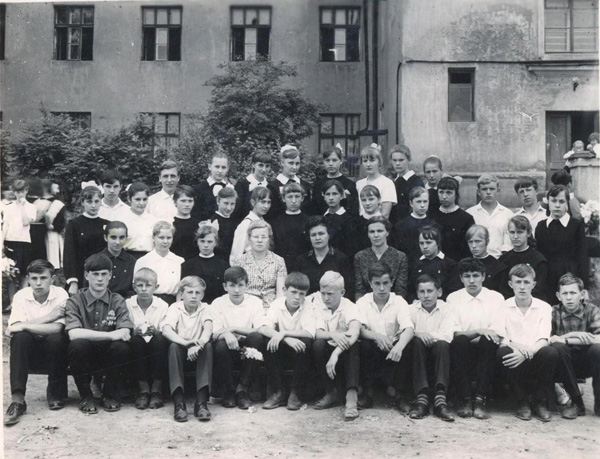 Выпускники 8в класса школы N 7 г. Кольчугино июнь 1967 г. в Кольчугинском районе Владимирской области фото vgv