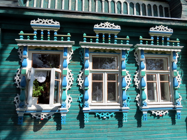 Деревянные наличники дома 12 на 3-й Сосновой в Кольчугинском районе Владимирской области фото vgv