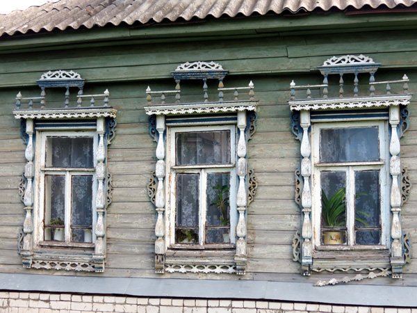 Деревянные наличники дома 31 на улице Металлургов в Кольчугинском районе Владимирской области фото vgv