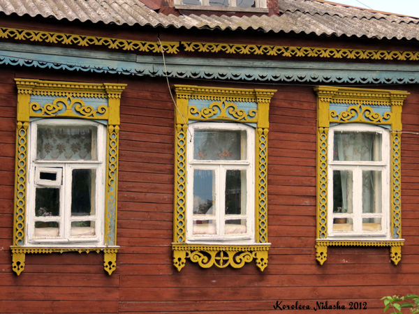 Деревянные резные наличники дома 70 на улице Металлургов в Кольчугинском районе Владимирской области фото vgv
