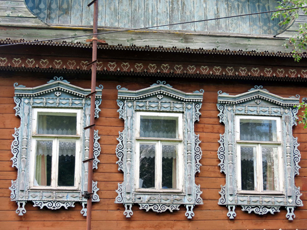 Деревянные резные наличники на Металлургов 123 в Кольчугинском районе Владимирской области фото vgv