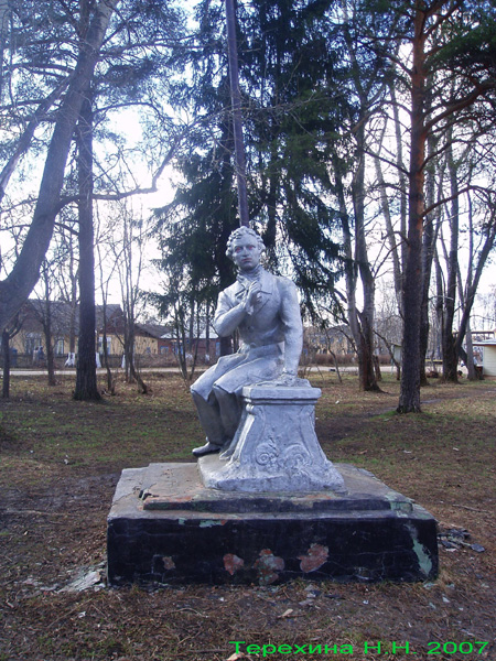 памятник Пушкину в сквере у ДК в Кольчугинском районе Владимирской области фото vgv