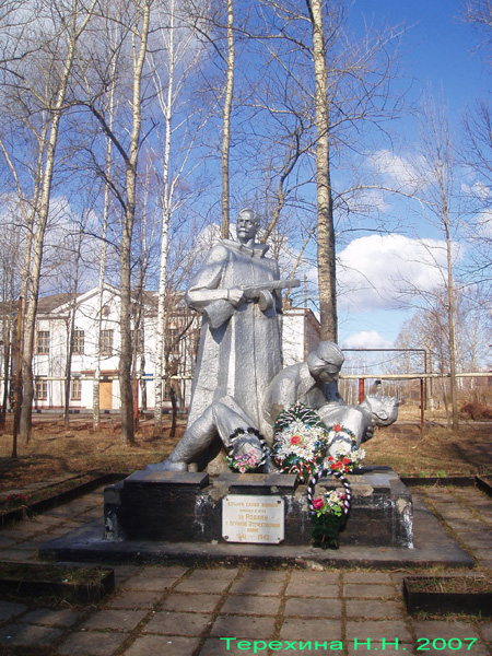 памятник погибшим в ВОВ в сквере у ДК в Кольчугинском районе Владимирской области фото vgv
