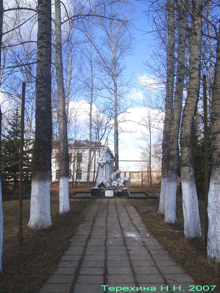 памятник погибшим в ВОВ в сквере у ДК в Кольчугинском районе Владимирской области фото vgv