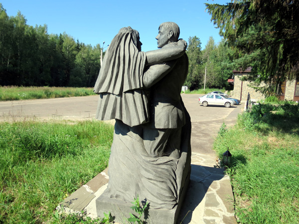 Памятник Путь к семейному очагу в Кольчугинском районе Владимирской области фото vgv