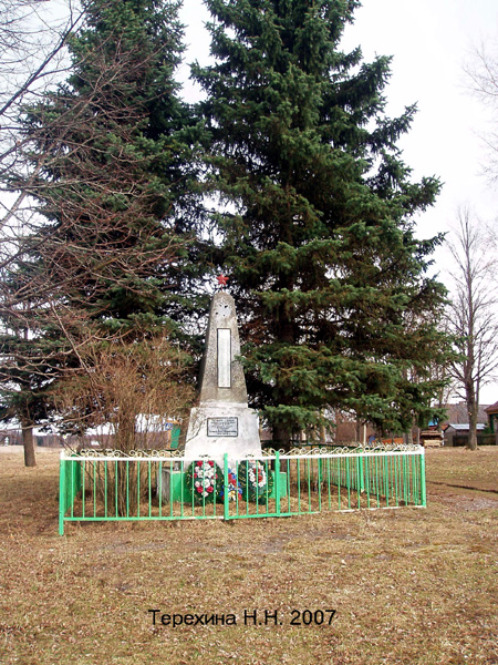 памятник погибшим в ВОВ в деревне Стенки в Кольчугинском районе Владимирской области фото vgv