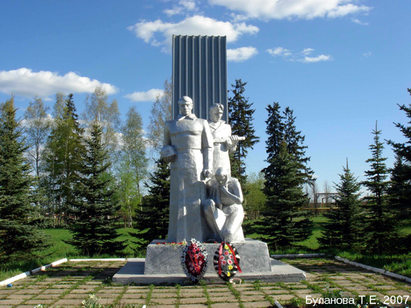 памятник погибшим в ВОВ в селе Большое Кузьминское в Кольчугинском районе Владимирской области фото vgv
