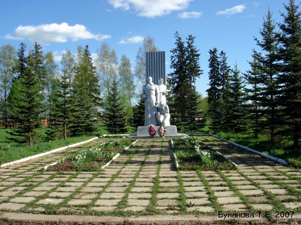памятник погибшим в ВОВ в селе Большое Кузьминское в Кольчугинском районе Владимирской области фото vgv