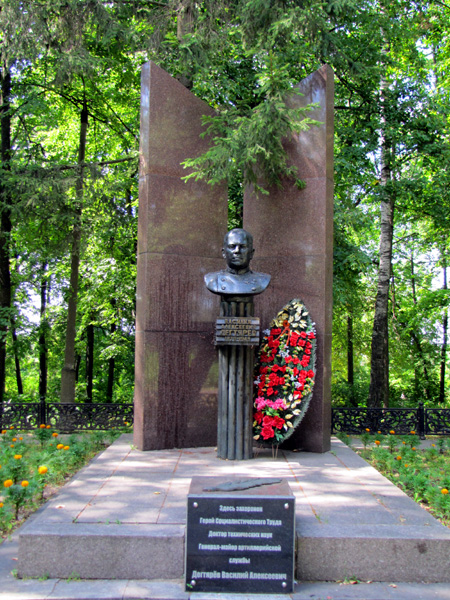 Памятник на месте захоронения Дегтярева В.А. в парке Пушкина в Ковровском районе Владимирской области фото vgv