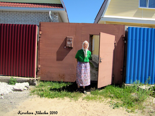 бабушка у дома в Ковровском районе Владимирской области фото vgv