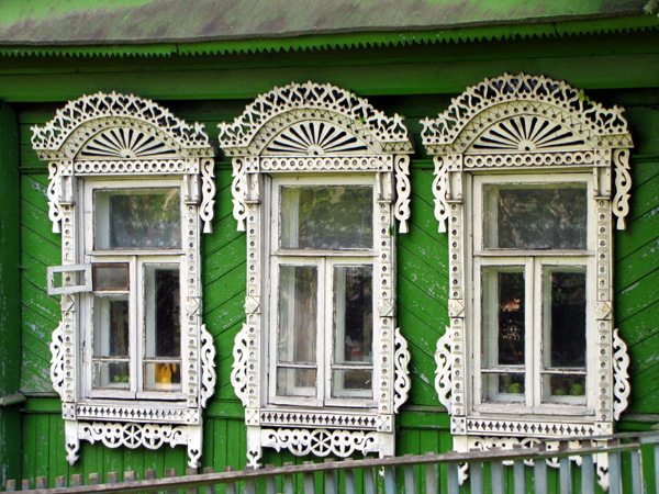 Деревянные наличники на улице Добролюбова 47 в Ковровском районе Владимирской области фото vgv
