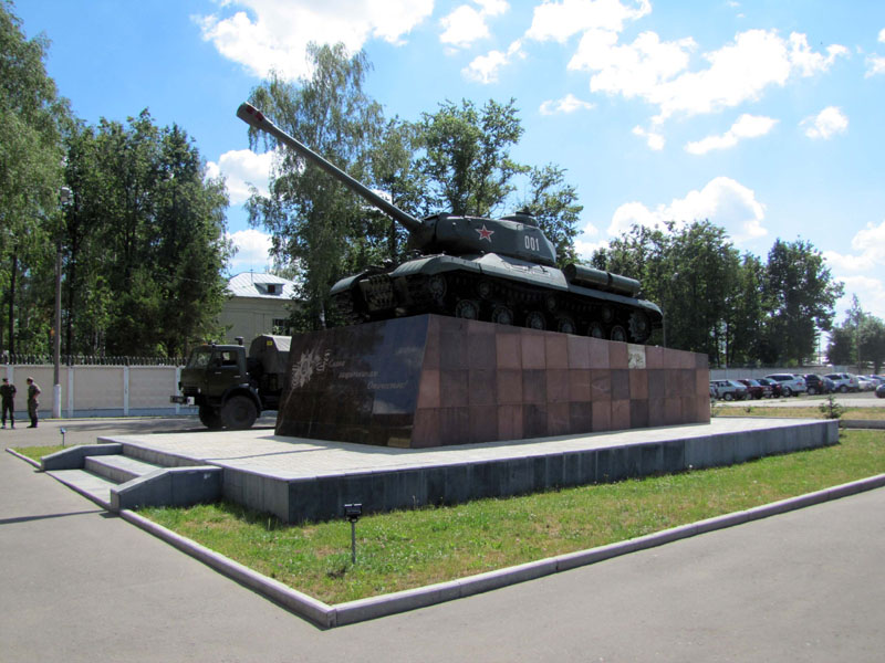 памятник танку ИС-2 в Коврове в Ковровском районе Владимирской области фото vgv